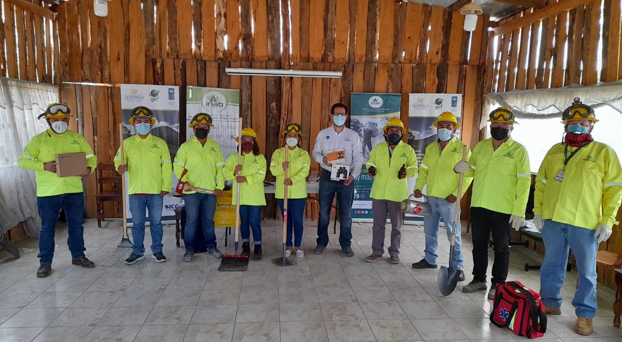 Entrega de equipo para el control de incendios forestales