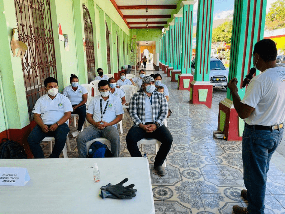 Líderes comunitarios de San Agustín Acasaguastlán son capacitados sobre manejo de desechos