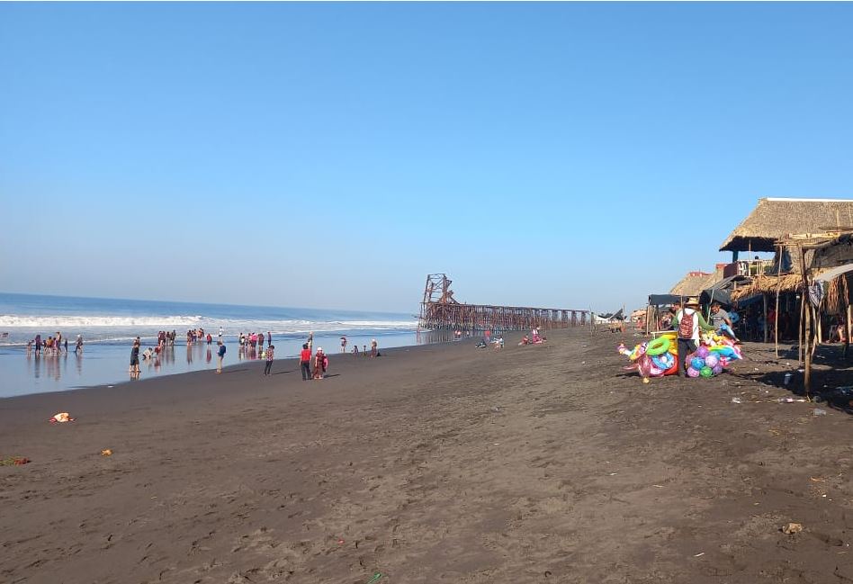 MARN y municipalidades limpian las playas en los primeros días del 2022