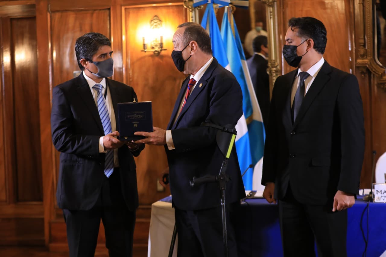 Presidente entrega medalla del Medio Ambiente