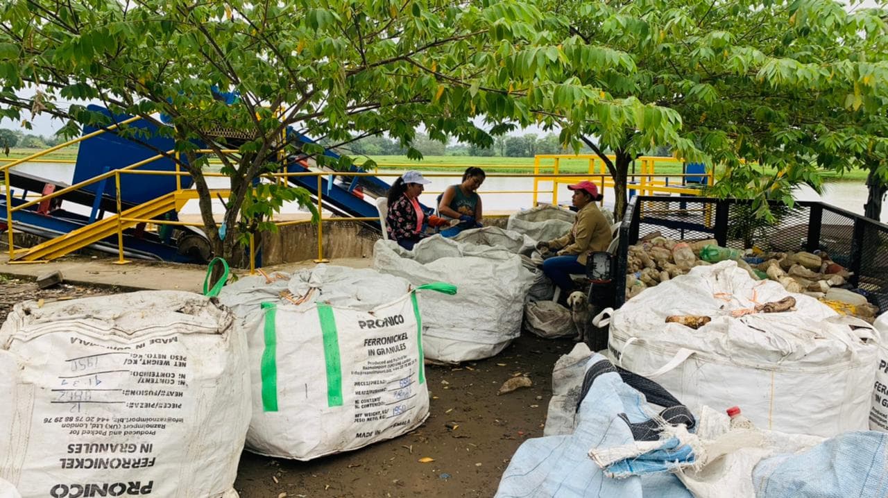 Equipos del MARN trabajan por el saneamiento del río Motagua
