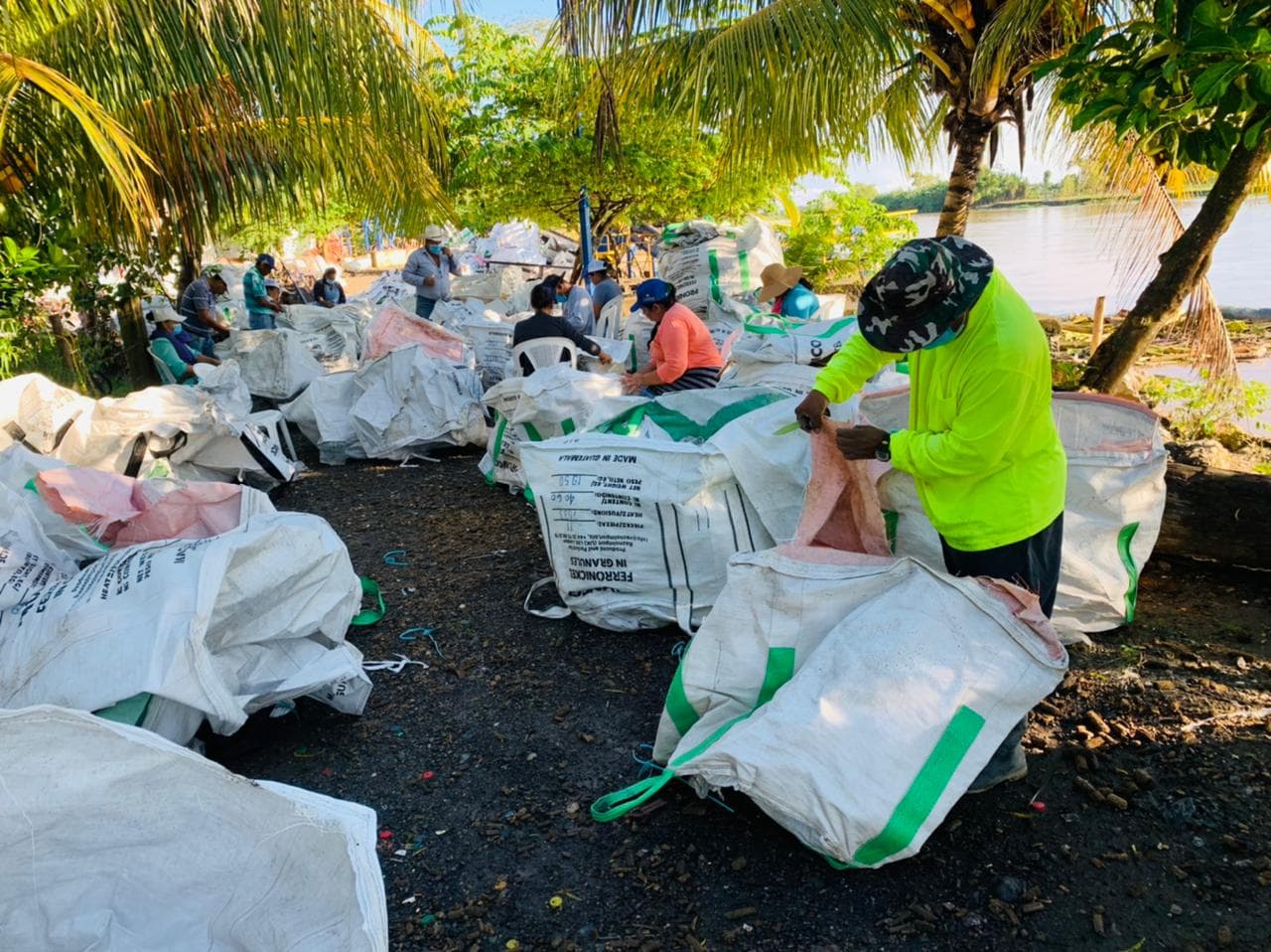 Continúa la recolección de desechos sólidos flotantes del río Motagua