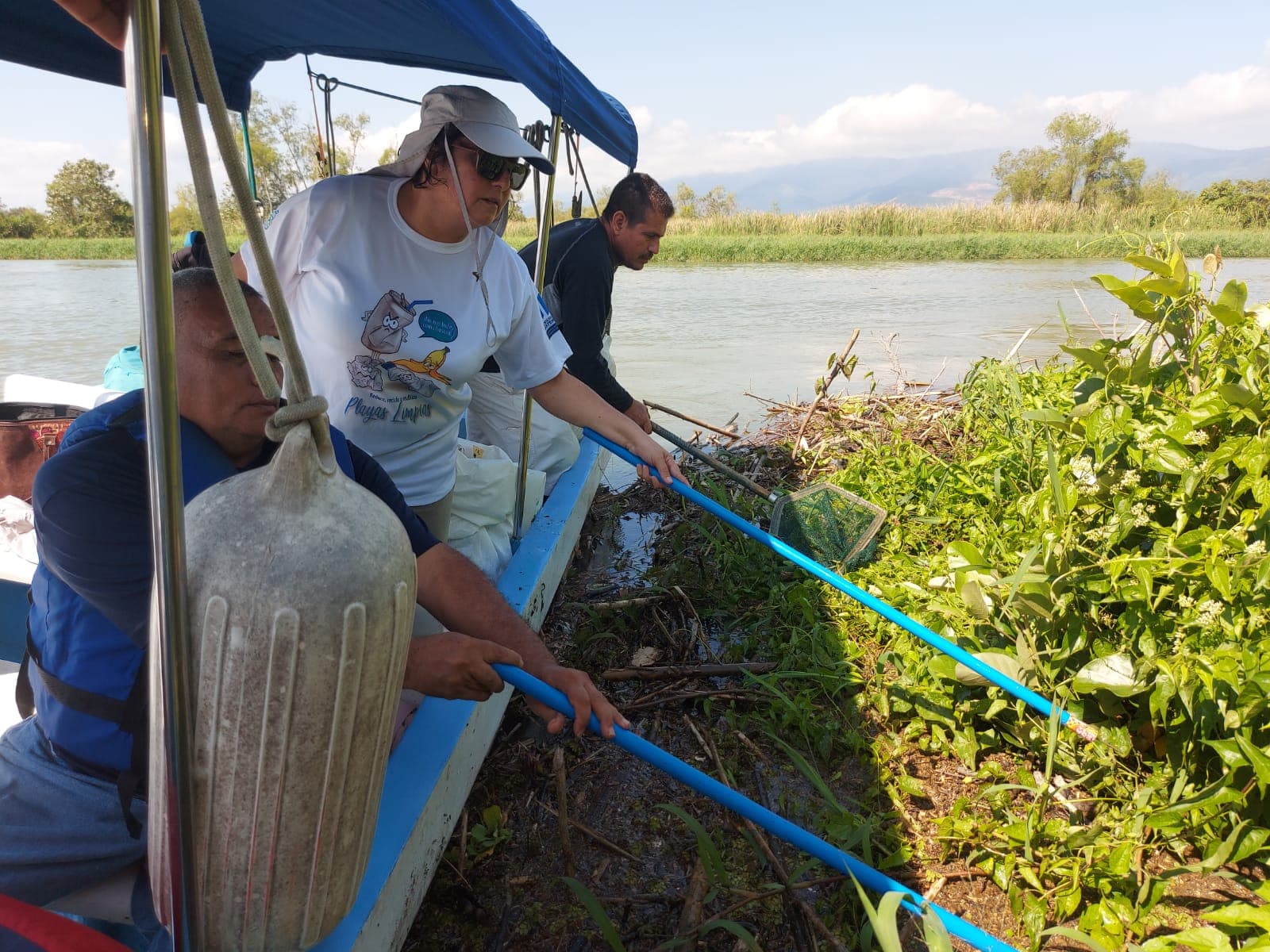 Equipo del MARN trabaja en la conservación del humedal Bocas del Polochic