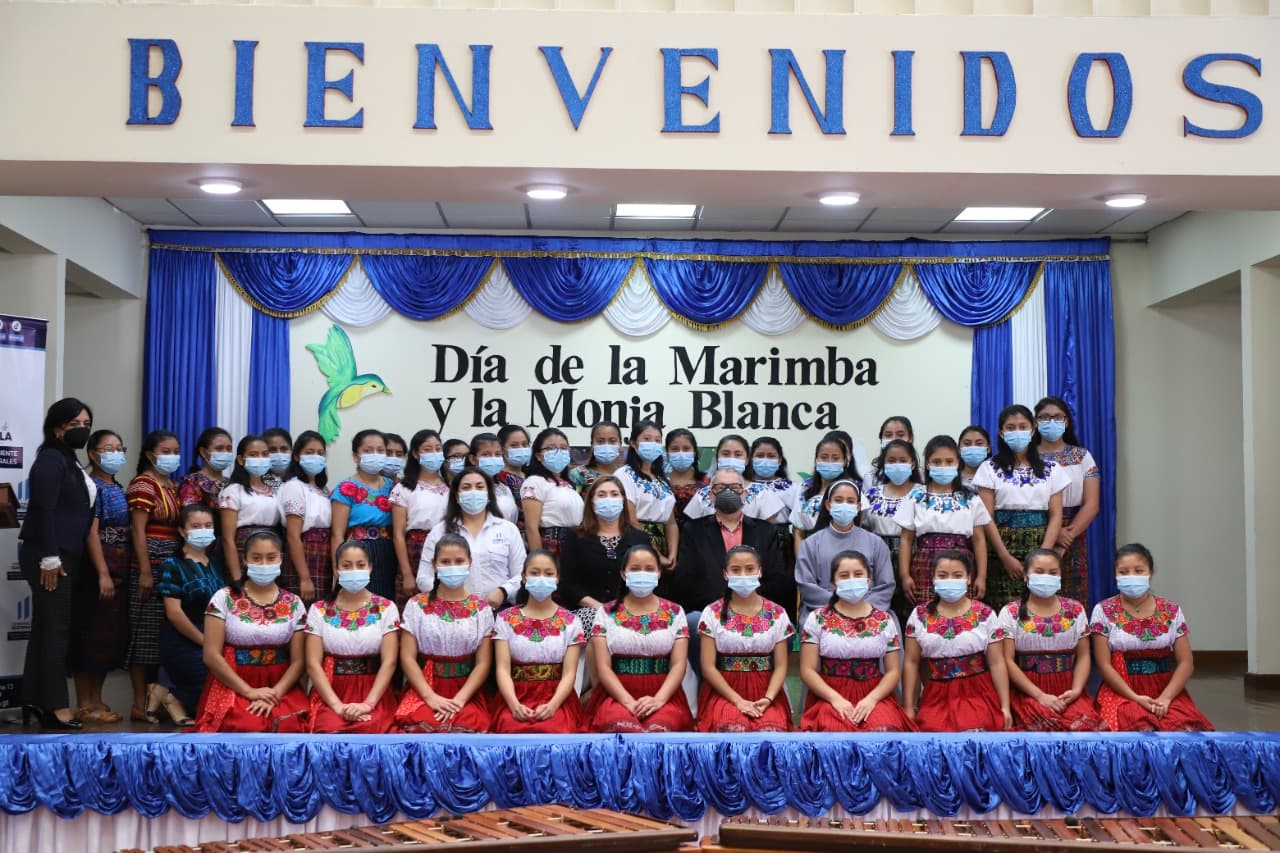 MARN y estudiantes conmemoran el día de la Marimba y de la Monja Blanca