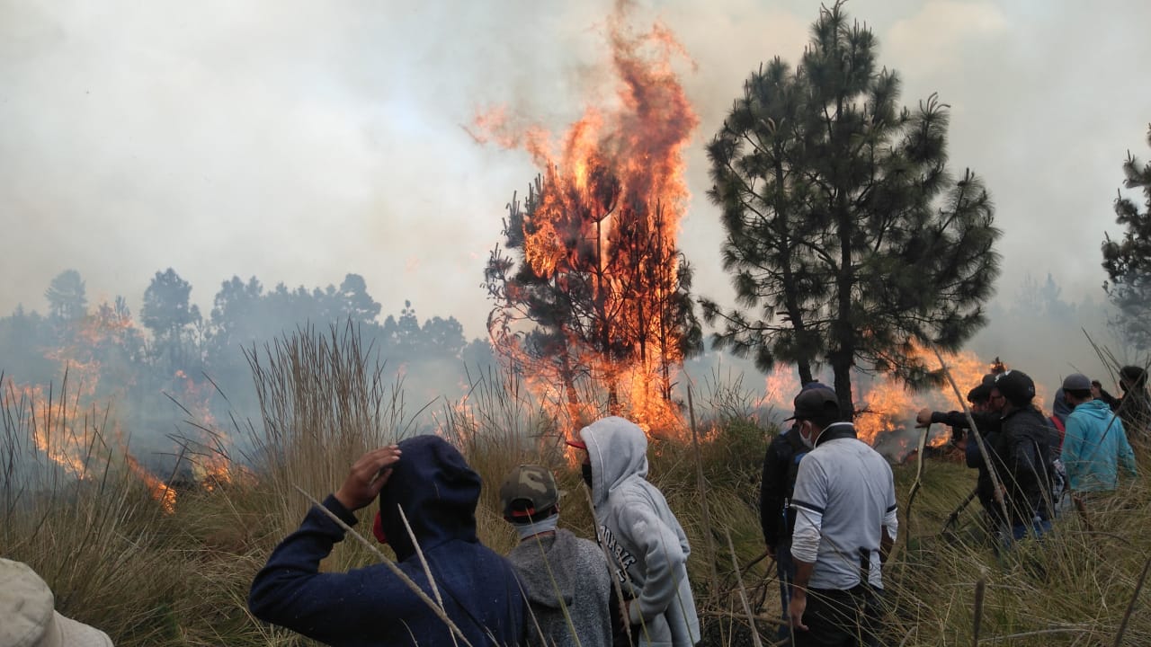 Delegación del MARN en Totonicapán apoya en sofocar incendio forestal en Totonicapán