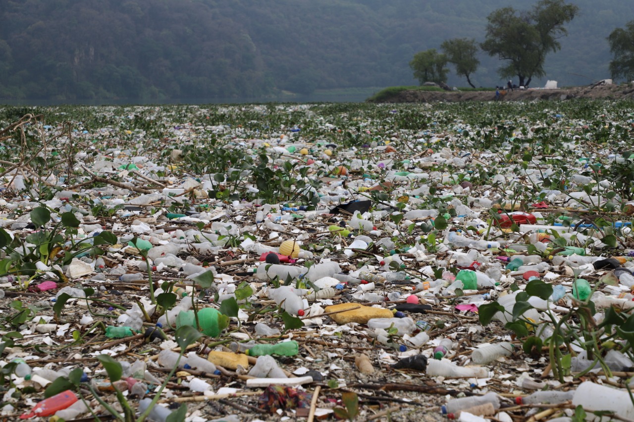 Primeras lluvias arrastran mil metros cúbicos de desechos al Lago de Amatitlán