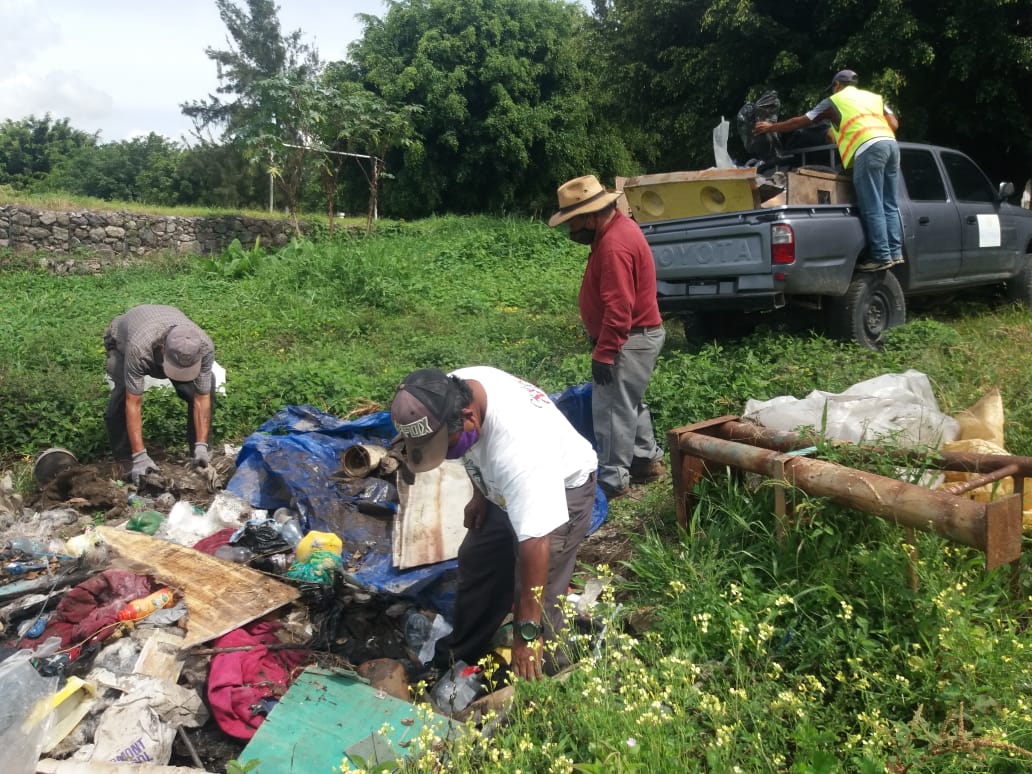 Eliminan acumulación de residuos en la playa del Lago de Atitlán