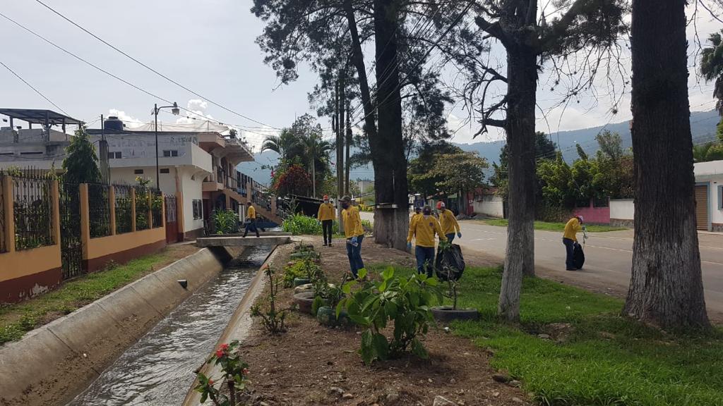 Líderes ambientales limpian canal de riego en Baja Verapaz