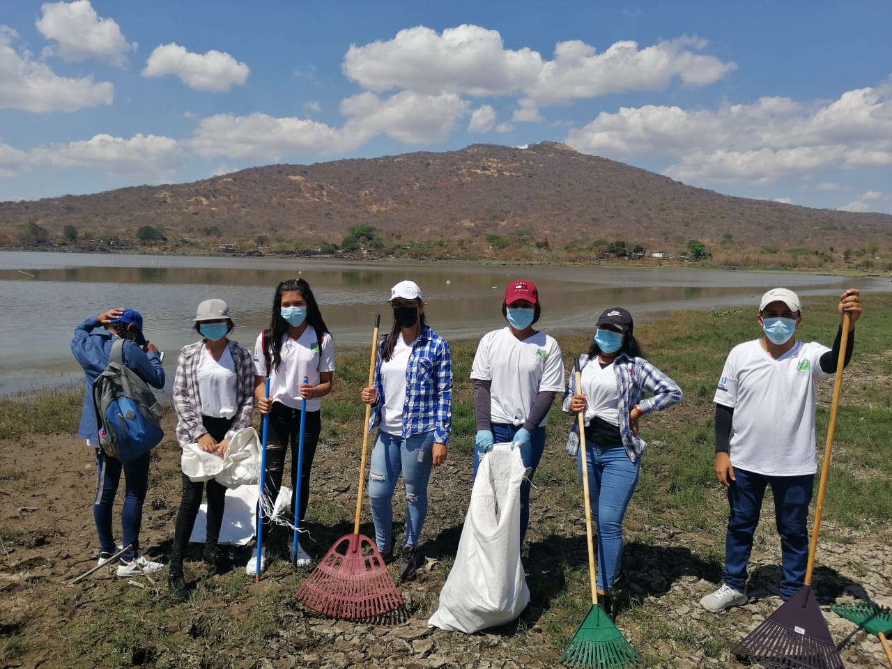 Limpian la Laguna Atescatempa en el Día Mundial del Agua