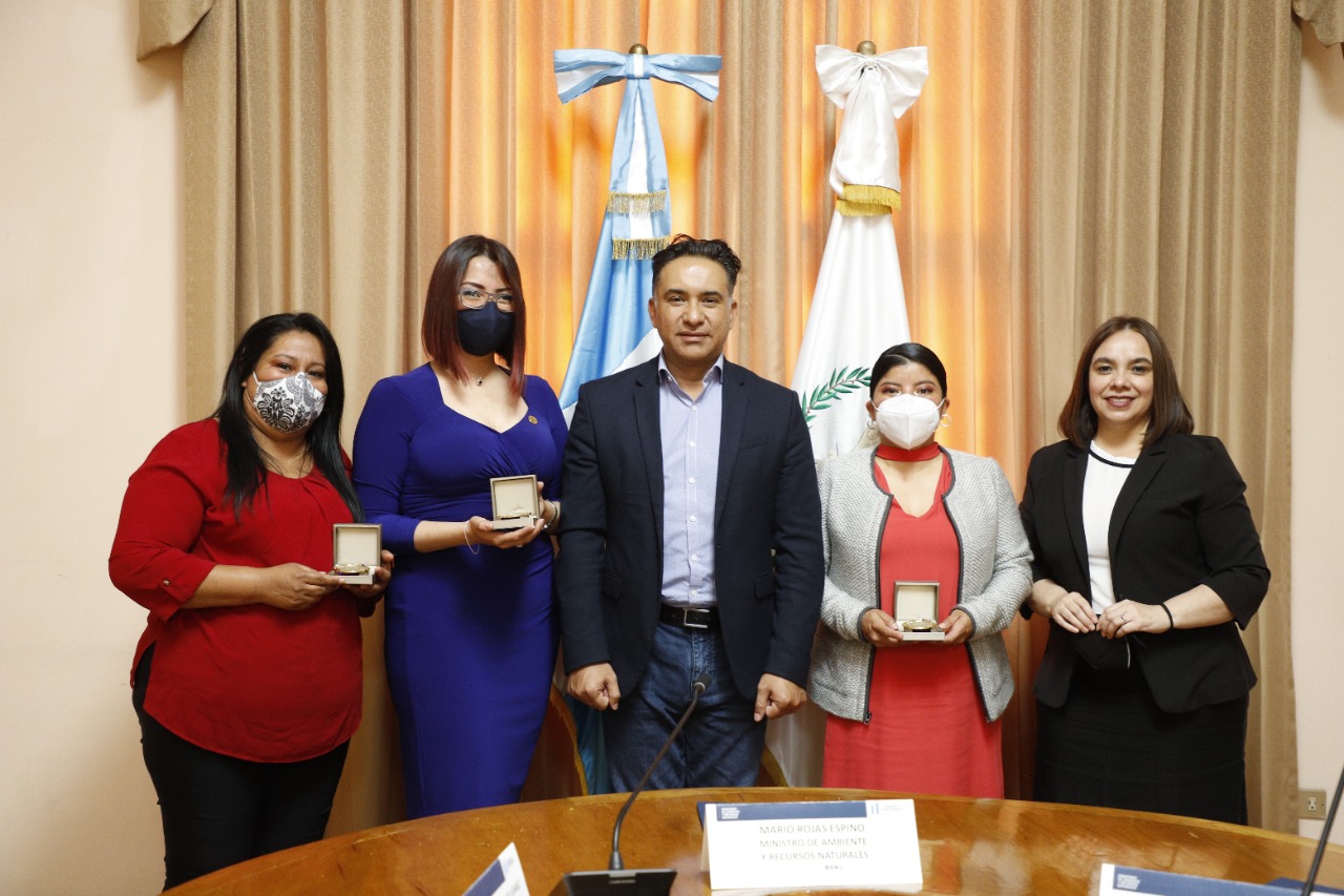 Ministro Mario Rojas reconoce a mujeres destacadas del Ministerio de Ambiente