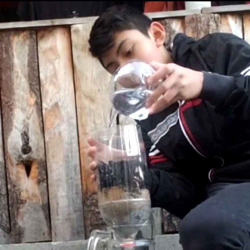 Estudiantes crean filtros de agua para conocer los procesos naturales