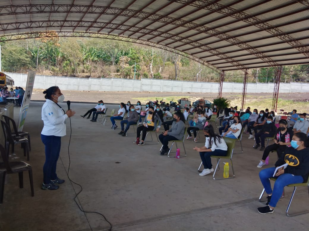 Cien estudiantes de Cuilapa se forman como Guardianes Ecológicos