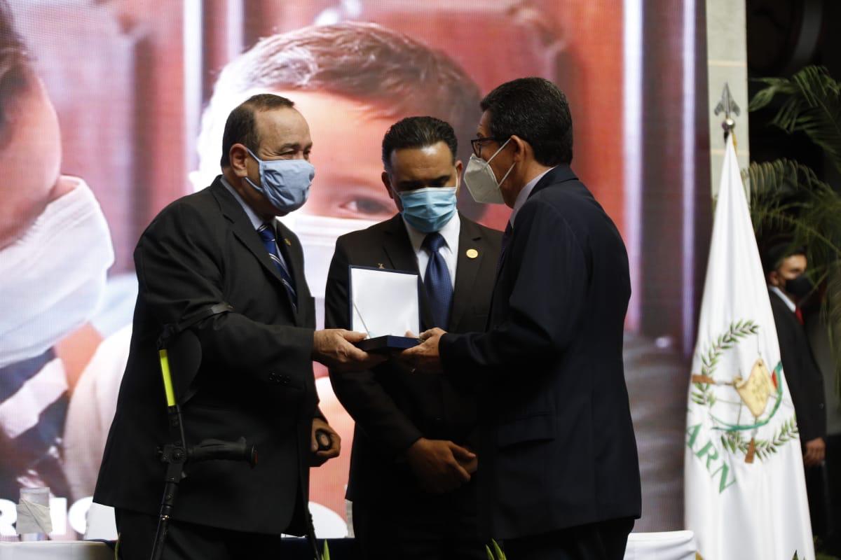Presidente Alejandro Giammattei y ministro Mario Rojas entregan la Medalla Presidencial del Medio Ambiente