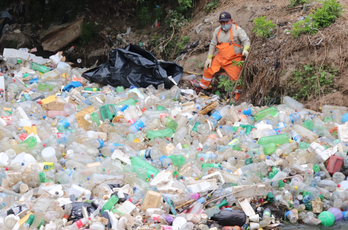 Autoridades municipales limpian acumulación de desechos en el río Xequijel