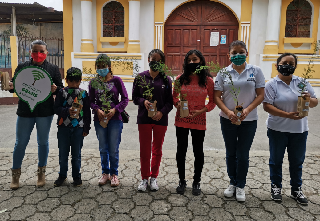 Estudiantes de Sacatepéquez protegen los árboles