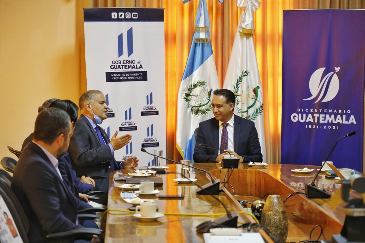 Ministro Rojas Espino recibe visita de cortesía del embajador de Israel en Guatemala