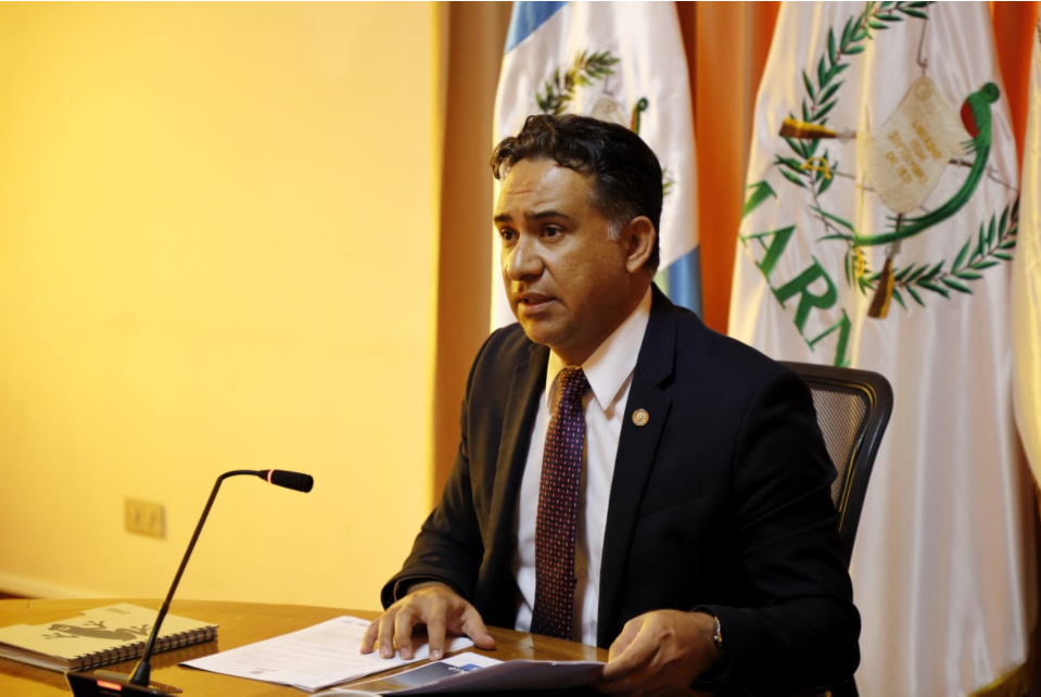 Ministro Mario Rojas expone la estrategia para reducir las emisiones contaminantes