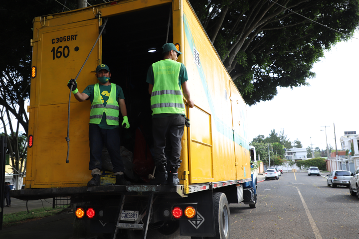 Camión recolector de desechos comienza a operar con base al reglamento para la gestión integral