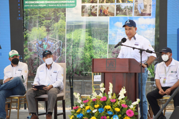 Ministro Rojas Espino participa en la entrega de prórrogas de concesiones forestales de Petén