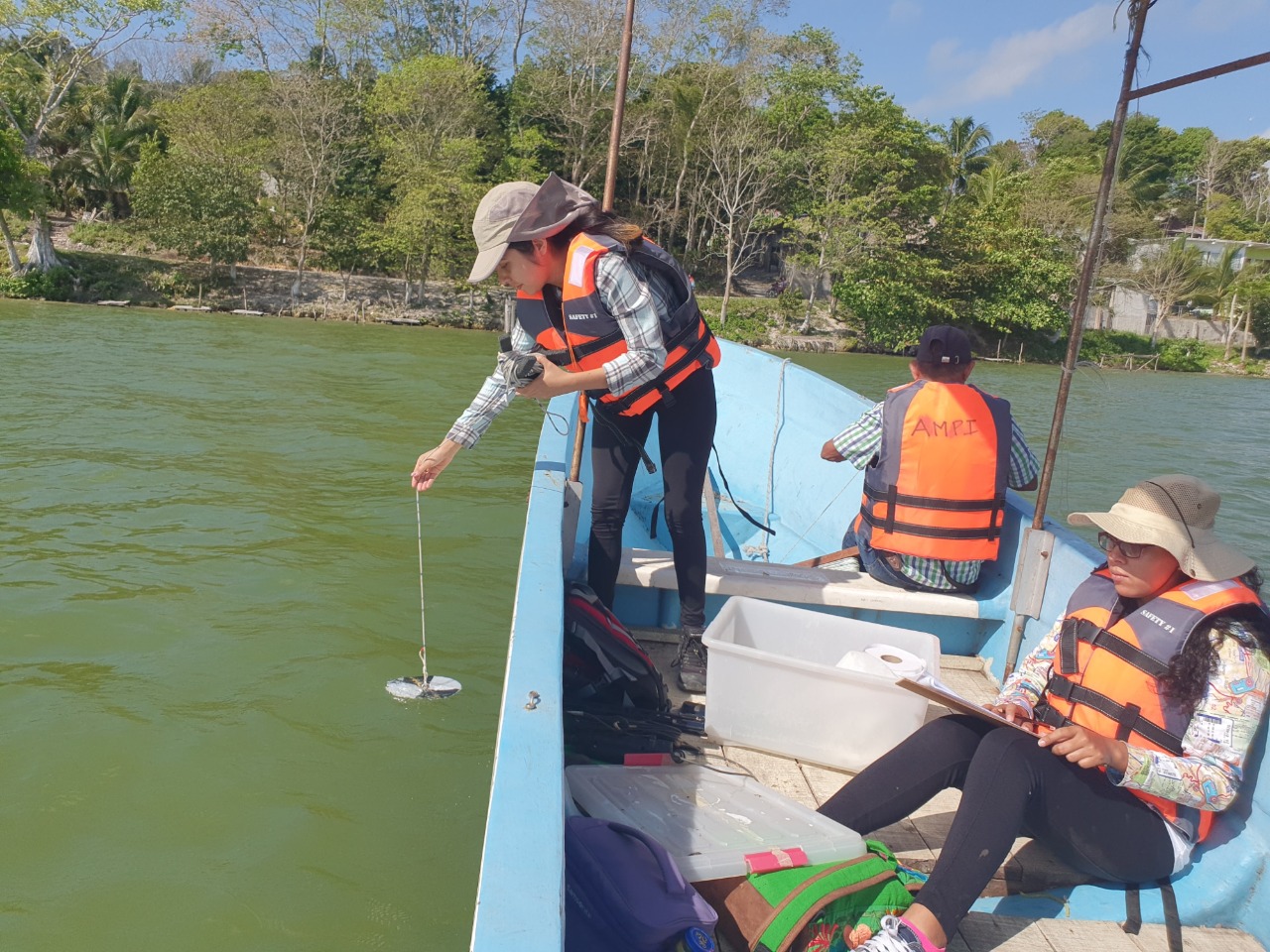 Monitorean calidad del agua en lagunas de Petén