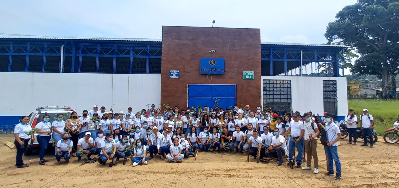 MARN y estudiantes plantas árboles en Malacatán