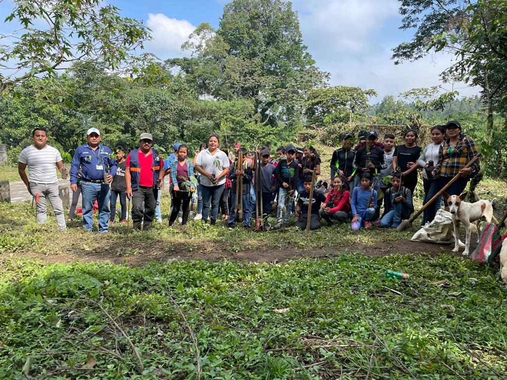 Enseñan a escolares importancia de los bosques con jornada de reforestación