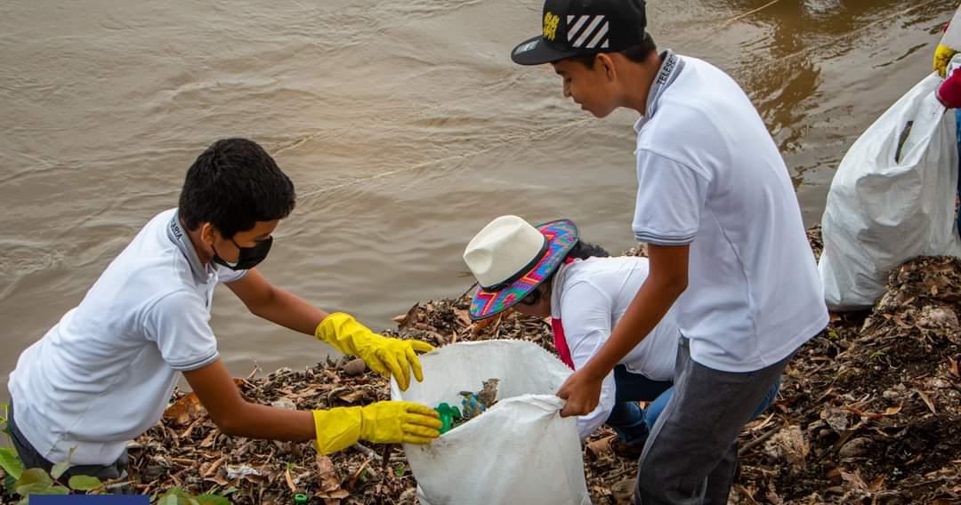 Recolectan desechos sólidos en la ribera del río Suchiate