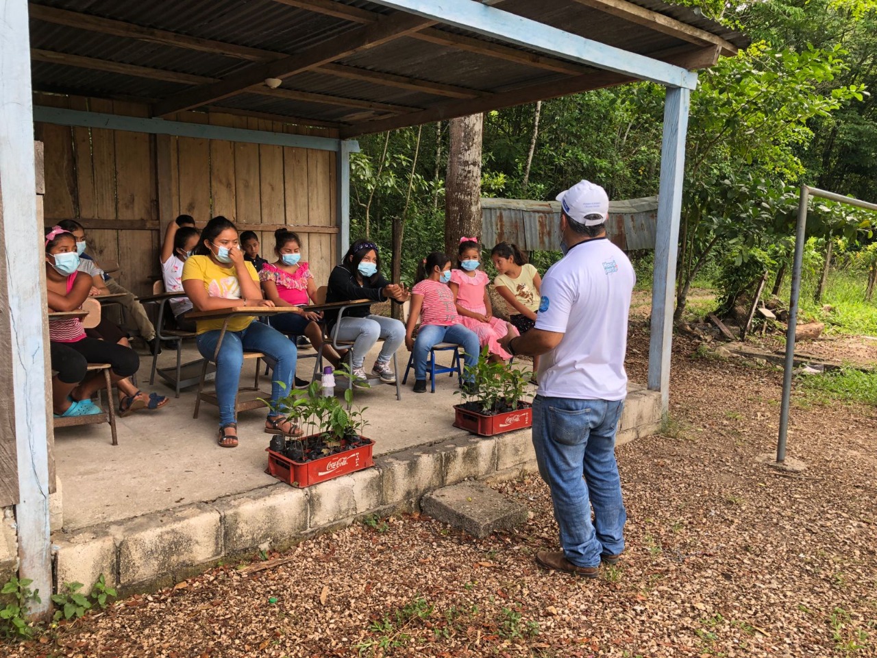 Comunitarios de Dolores, Petén aprenden de gestión de desechos y reforestación