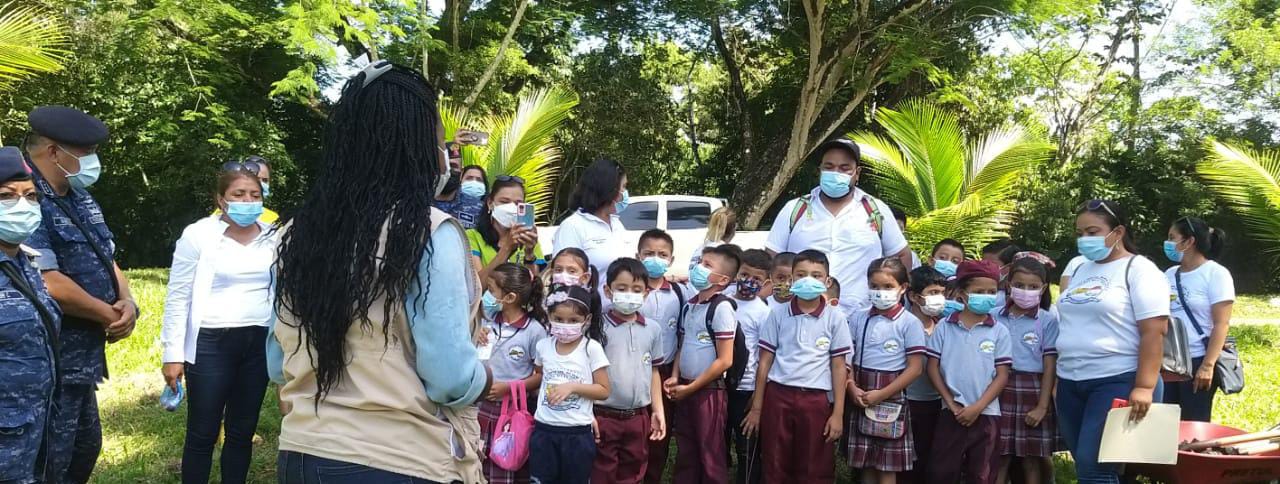 Estudiantes de Puerto Barrios practican la reforestación como protección ambiental