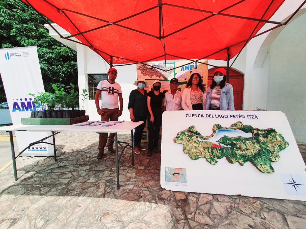 Celebran el Día del Medio Ambiente en el lago Petén Itzá