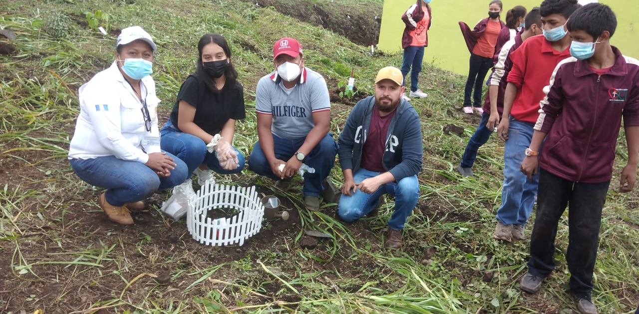 Estudiantes y docentes de Santa Rosa se unen para reforestar