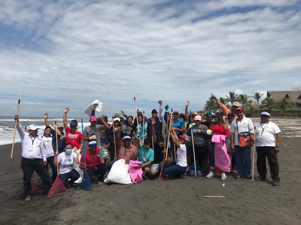 Estudiantes y el MARN limpian la playa de El Paredón