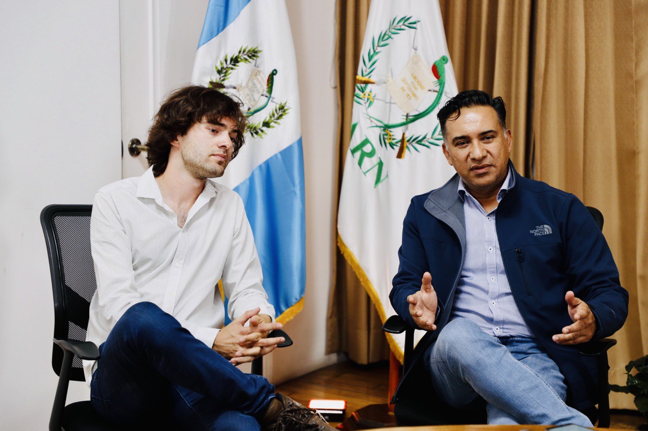 Ministro Mario Rojas y Boyan Slat, CEO de The Ocean Cleanup ratifican trabajo en conjunto