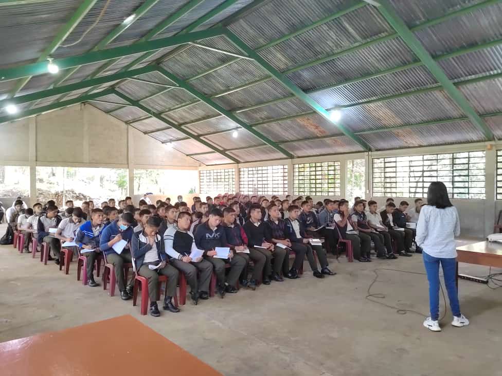 Delegación del MARN forma como Guardianes Ecológicos a 450 jóvenes de San Pedro Carchá