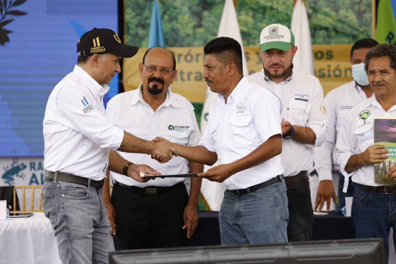 Mario Rojas Espino entrega prórrogas de concesiones forestales y nuevos contratos  en Petén