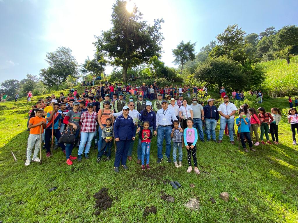 Patrullas Ambientales del MARN y estudiantes de Jutiapa reforestan