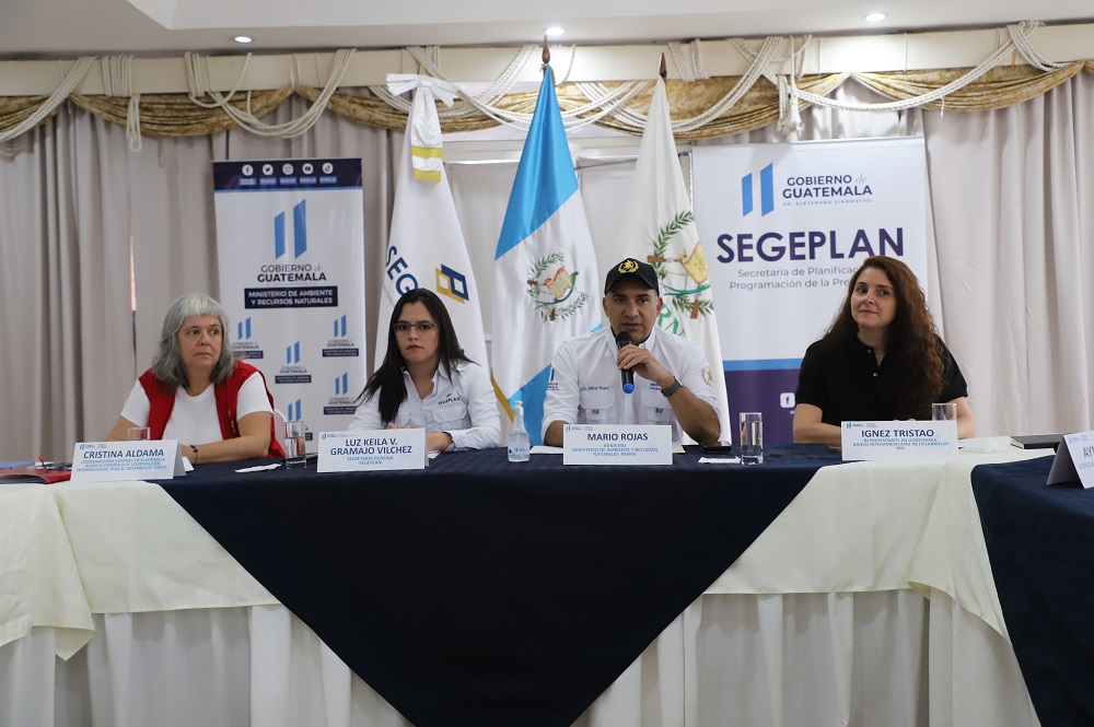 Ministro Mario Rojas Espino dirige diálogo de alto nivel en Petén