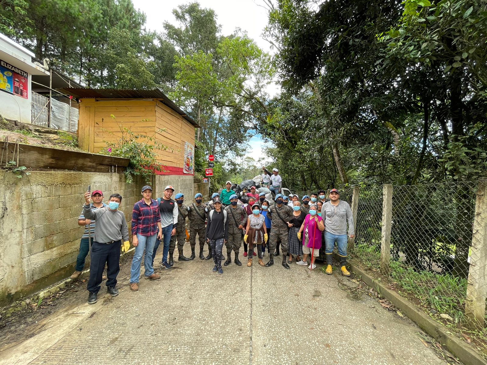 Estudiantes y comunidades de Cobán se unen al MARN para el saneamiento ambiental