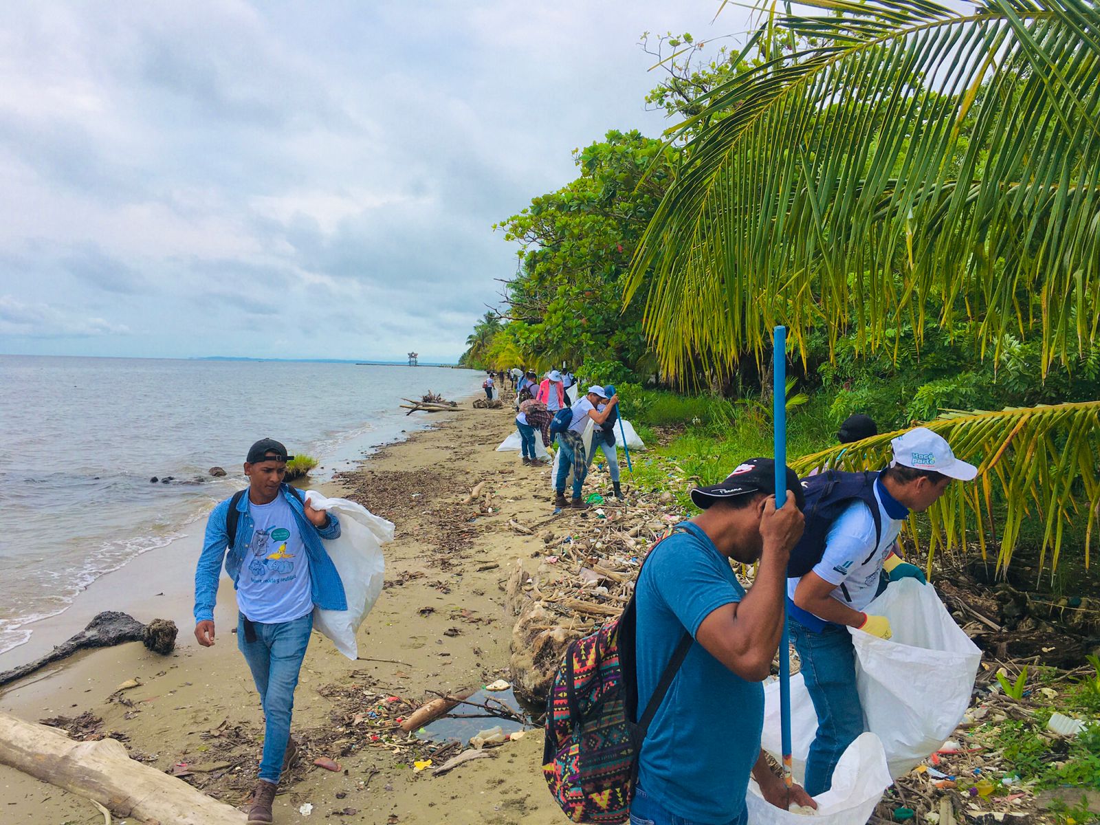 Personal del MARN y voluntarios limpian las playas de Livingston