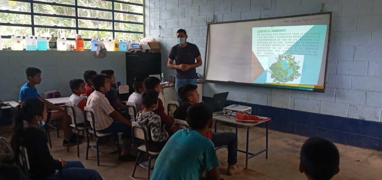Niños de Alta Verapaz aprenden sobre la aplicación del Reglamento 164-2021