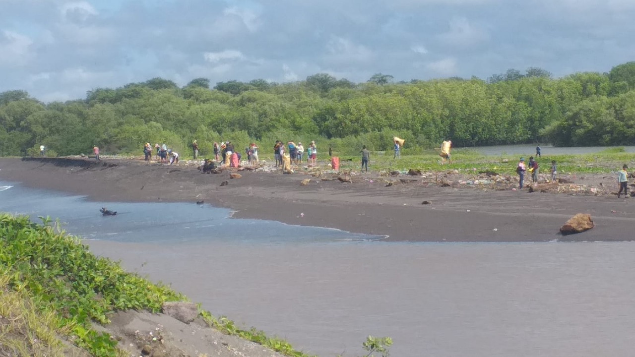 Delegación del MARN limpia la playa de Champerico