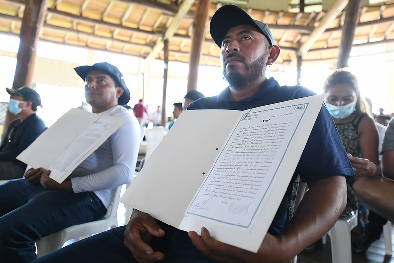 Presidente Giammattei entrega programas sociales y de protección de recursos naturales en gira por Izabal