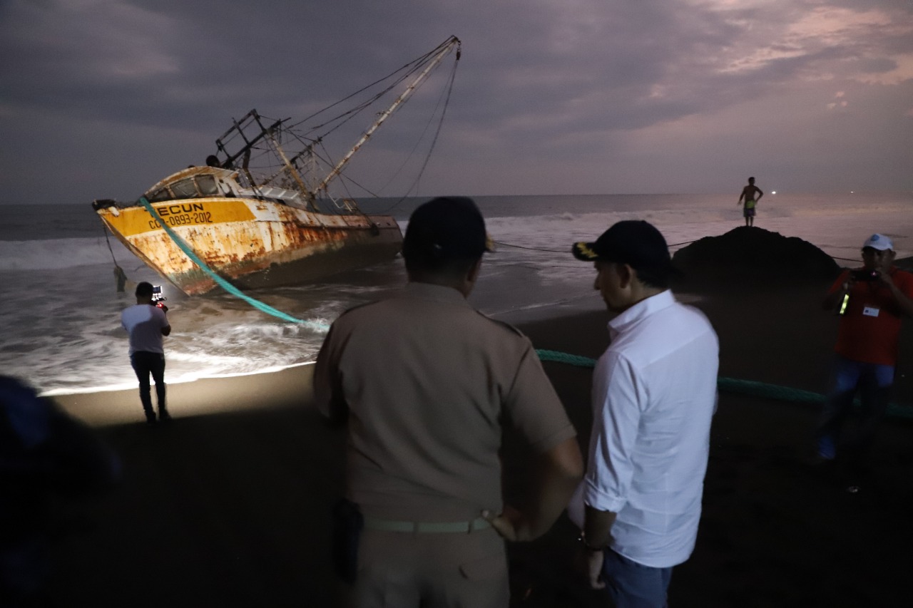 Ministro Mario Rojas verifica acciones interinstitucionales por encallamiento de barco en Monterrico