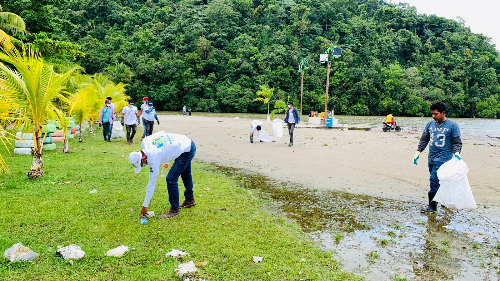 MARN y voluntarios limpian las playas en Izabal y Jutiapa