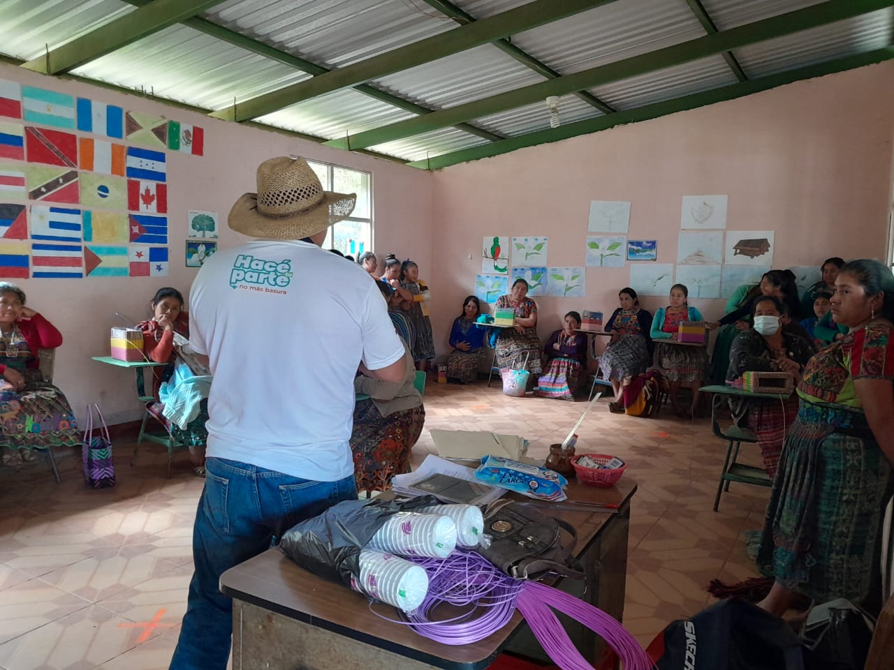 Vecinos de San José Poaquíl aprenden la aplicación del Reglamento 164-2021