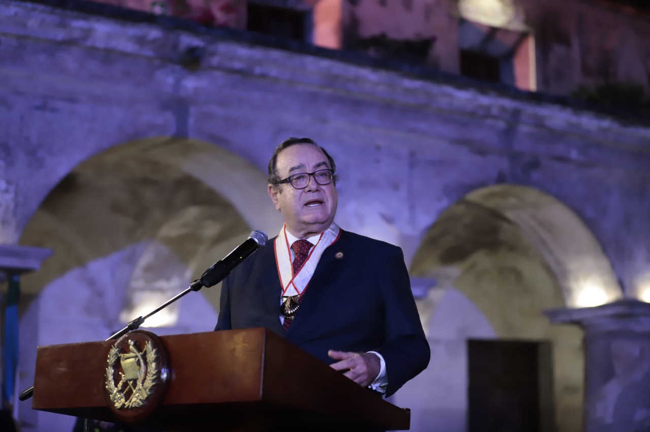 Presidente Giammattei es condecorado por contribuciones a la conservación y protección de ciudad Patrimonio de la Humanidad