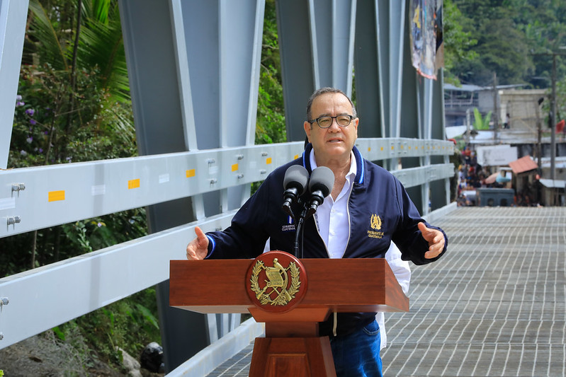 Presidente Giammattei entrega obra que agilizará tránsito en carretera de Alta Verapaz