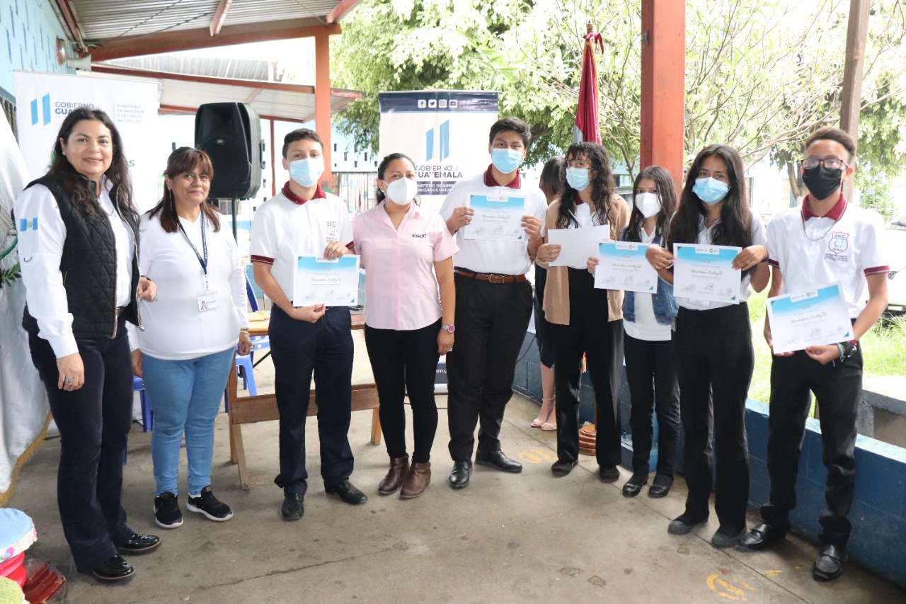 <strong>Certifican a estudiantes de la Escuela de Ciencias Comerciales Catalina como Guardianes Ecológicos</strong>