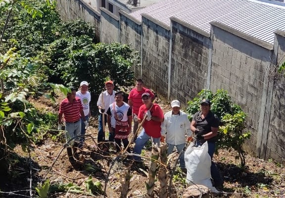 <strong>MARN y voluntarios eliminan basurero en Santo Tomás La Unión, Suchitepéquez</strong>