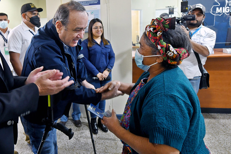 Presidente Giammattei afirma que su administración avanza y agiliza expedición de pasaportes para beneficio de guatemaltecos